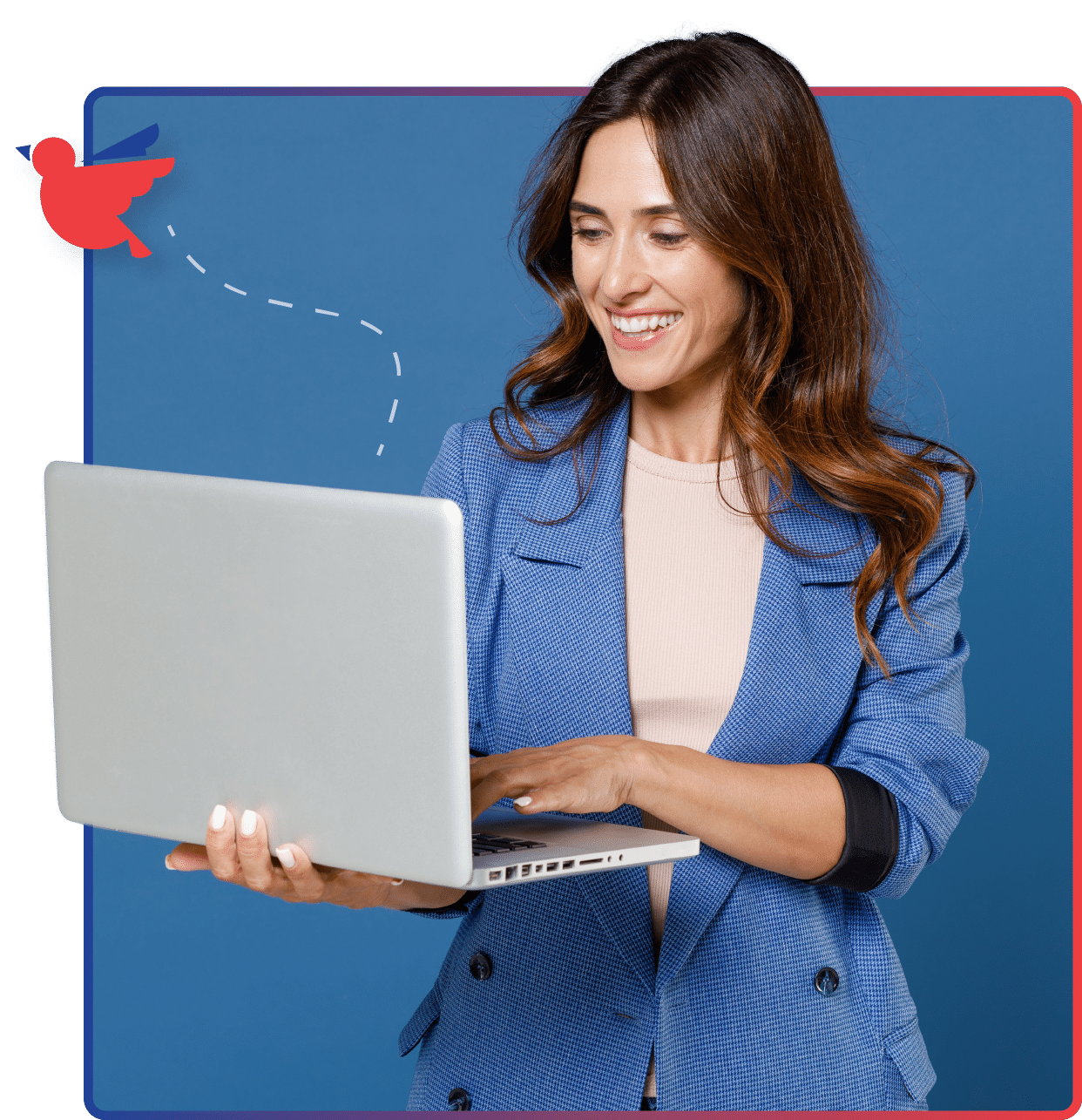 une femme en chemise bleue tient un ordinateur portable et sourit